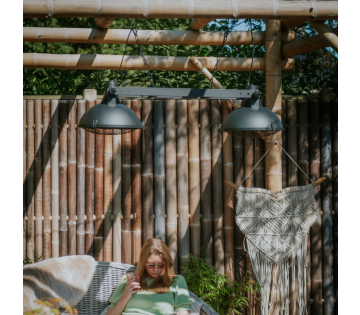 De Sunred Terrasverwarmer Indus II hangt buiten