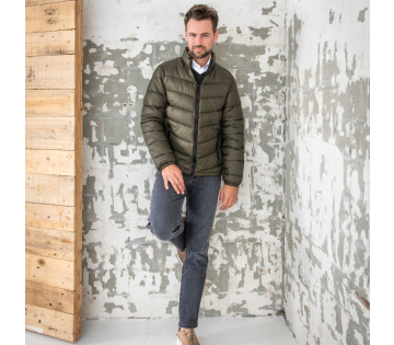 De Cappuccino Jiovanni Jas is een gewatteerde jas, welke perfect is voor het voor- en najaar.