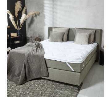 Het SleepMed Premium 3D Air Hotel Topdekmatras ligt op het bed.
