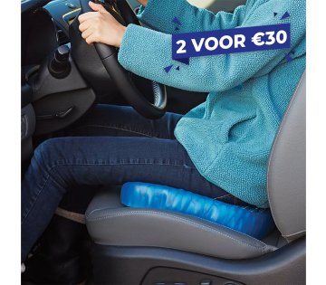 Persoon zit comfortabel op het Nexxt Gelkussen Drukverlagend Supercomfort tijdens een autorit voor extra ondersteuning van rug en billen.