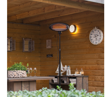 Sunred Staande Terrasverwarmer Elektra Quartz 2000 Watt in sfeersetting.