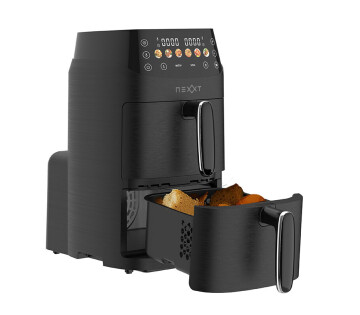 Nexxt Double Stack Airfryer met open lade gevuld met snacks.