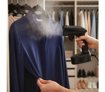 Kleding verticaal stomen op hanger – eenvoudig en veilig in gebruik.