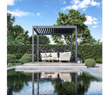 Terrazzo Eco overkapping van gepoedercoat staal boven loungeset aan het zwembad, met kantelbare lamellen in moderne tuin.
