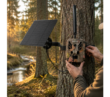 Denver WSL-8050 camouflage wildcamera met zonnepaneel en 4G-antenne voor buitengebruik.
