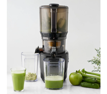 De Kuvings Auto10S Slowjuicer  maakt een groen sapje met appel, komkommer en bleekselderij. 