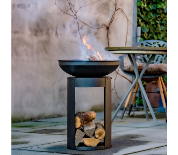 De RedFire Vuurhaard met Houtopslag Arizona staat in de tuin.