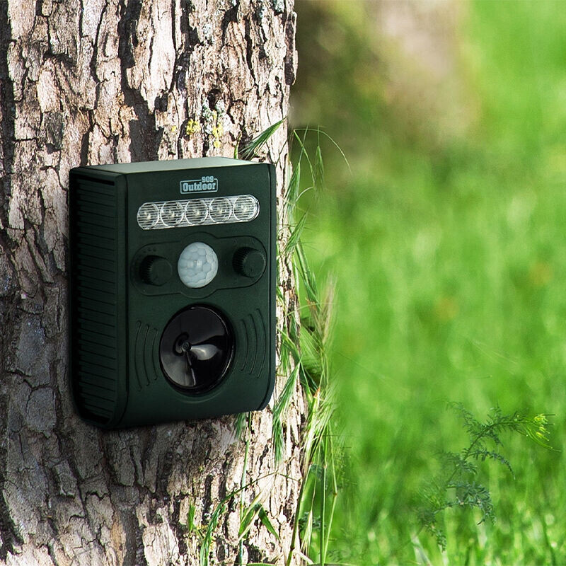 De Ultrasone Verjager hangt aan de boom. 