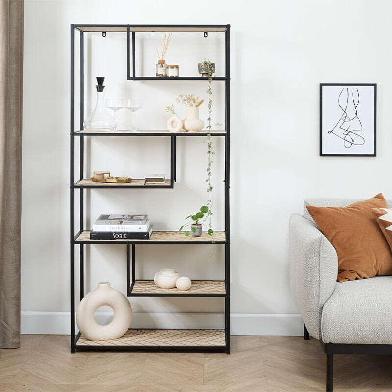 De Lifa Living Visgraat Wandkast in de kleur naturel staat in een woonkamer en is gevuld met accessoires. 