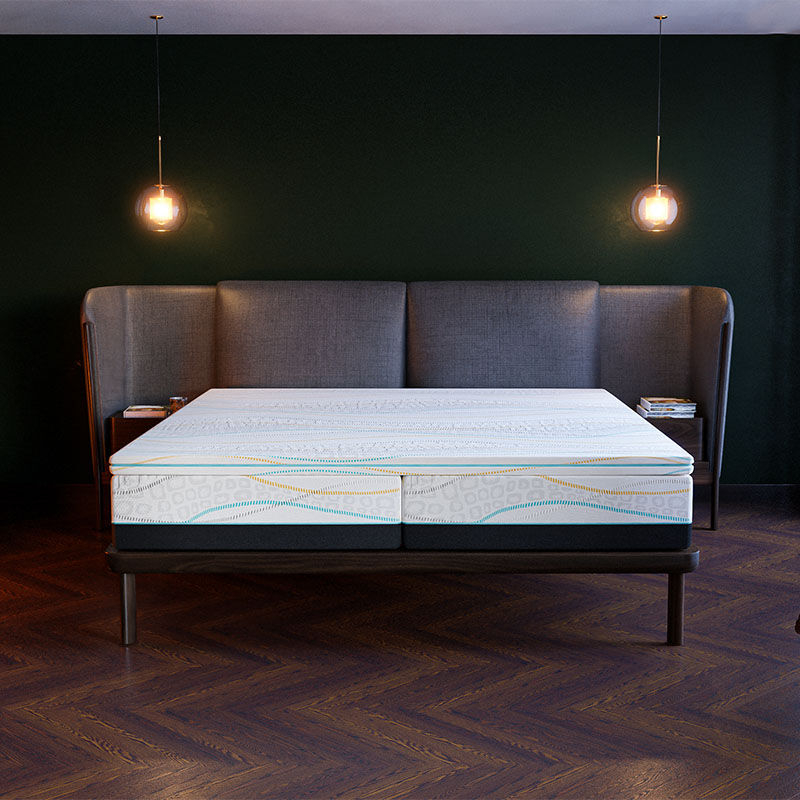 Het Ten Cate Blue Line Pantera Matras ligt op een bed.