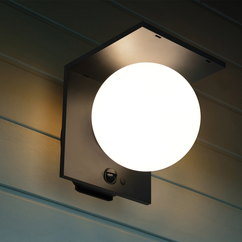 Hyundai Lighting Solar Wandlamp Jupiter in actie.