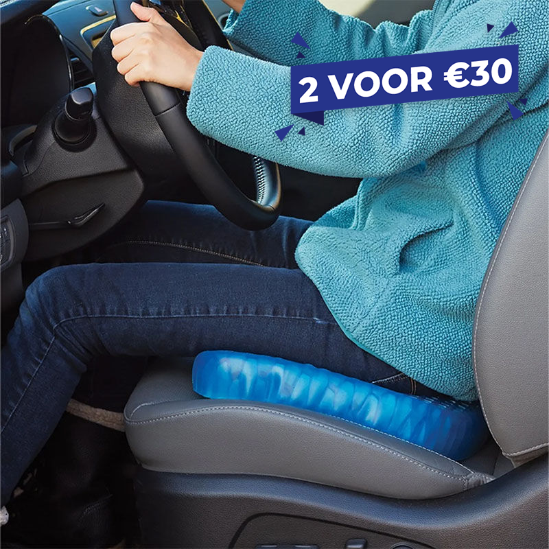 Persoon zit comfortabel op het Nexxt Gelkussen Drukverlagend Supercomfort tijdens een autorit voor extra ondersteuning van rug en billen.