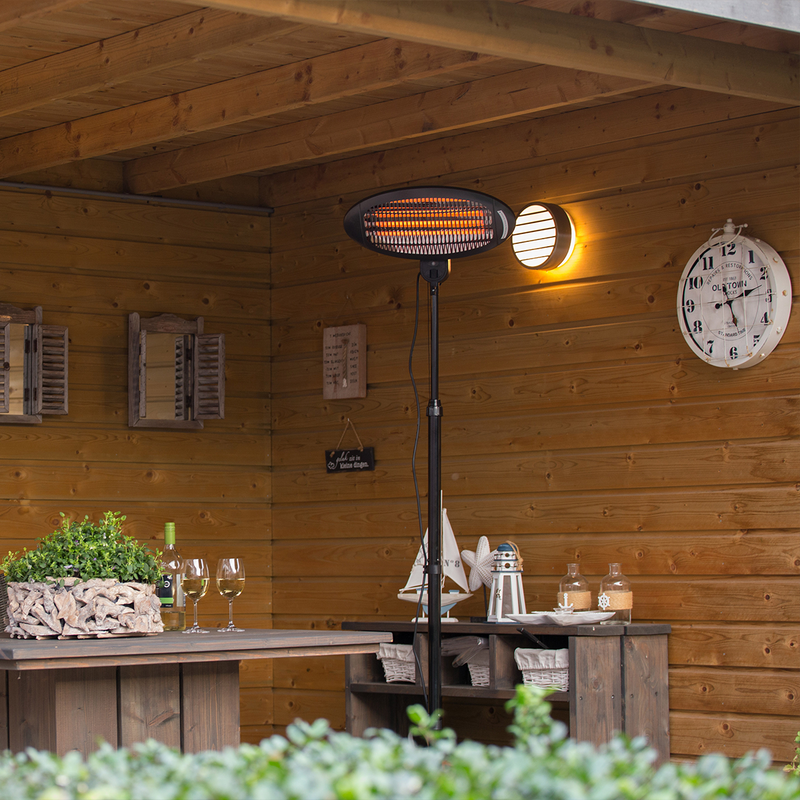 Sunred Staande Terrasverwarmer Elektra Quartz 2000 Watt in sfeersetting.