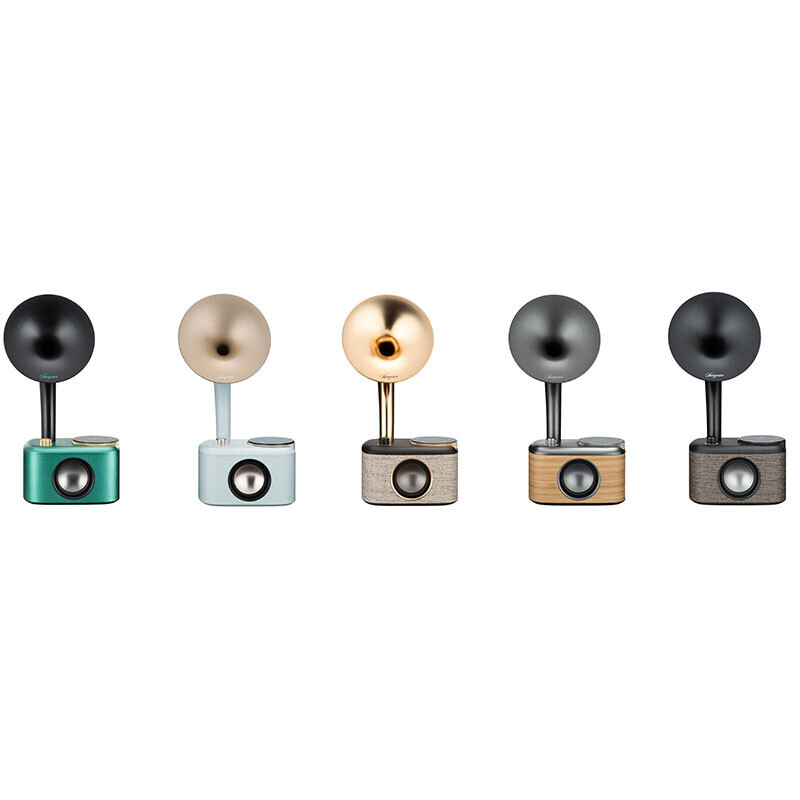 Vijf Sangean CP-100D Bluetooth-speakers in diverse kleuren naast elkaar op een witte achtergrond.