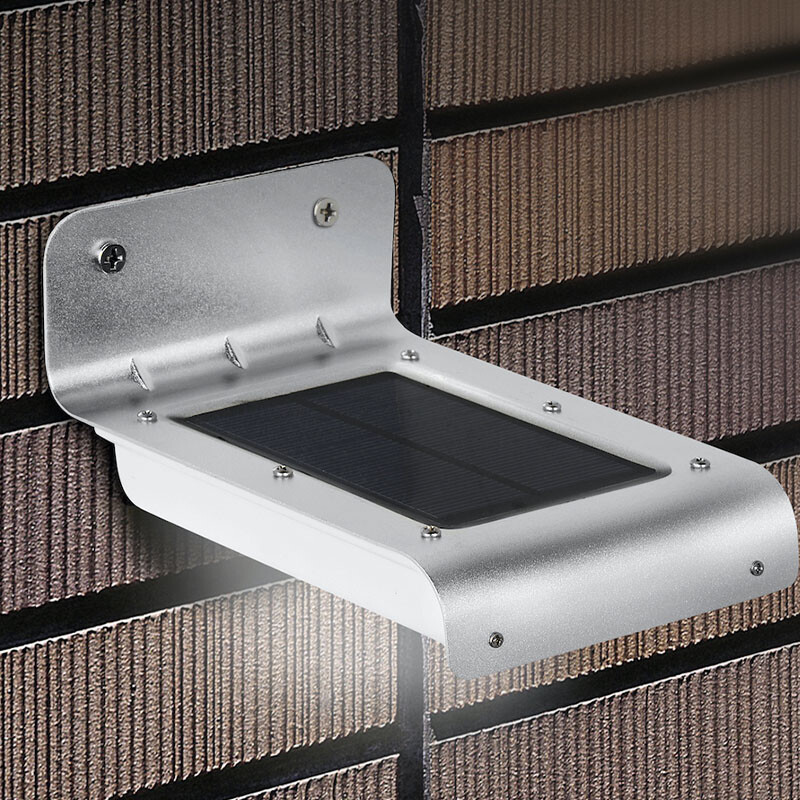 Solar wandlamp gemonteerd op bakstenen muur met verlichting