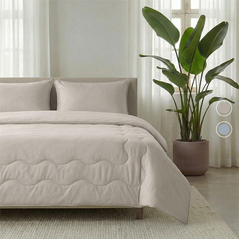 Beige dekbed op bed in moderne slaapkamer met grote plant naast het bed