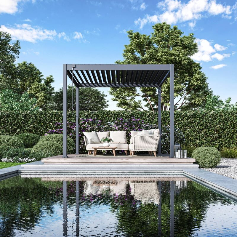 Terrazzo Eco overkapping van gepoedercoat staal boven loungeset aan het zwembad, met kantelbare lamellen in moderne tuin.