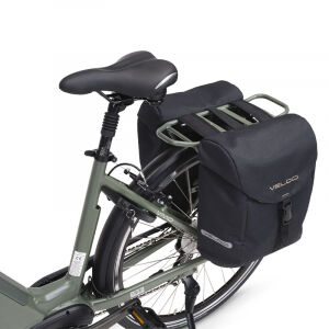 De Veloci Fietstas en AXA Fietsslot zit op de fiets.