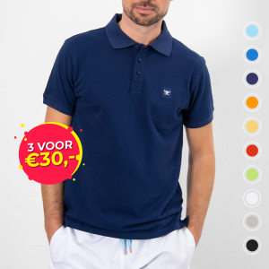Een model draagt de Cappuccino Polo Plain Pique.