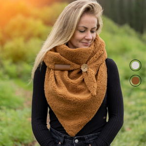 model die de DSTRCT Teddy Wikkelsjaal draagt im de kleur cognac en 2 kleuren opties