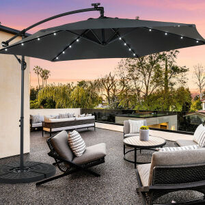 De Lifa Garden Zweefparasol met Hoes en LED-Verlichting staat in de tuin.