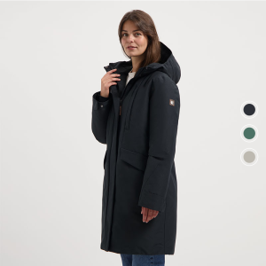 Zijaanzicht van vrouw met donkerblauwe Travelin’ Linea dames parka met capuchon.