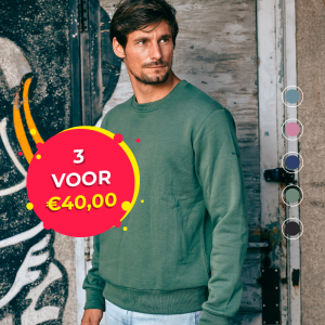 Het model draagt de Mario Russo Sweater Ronde Nek in groen met alle kleuren opties.