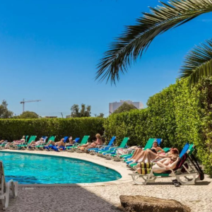 Verblijf in een hotel in Carvoeiro, Portugal tijdens een heerlijke zonvakantie incl. vlucht & huurauto! OP=OP!