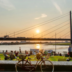 4*-Crowne Plaza hotel Düsseldorf + ontbijt drankje & zwembad!