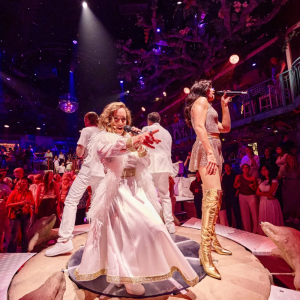 Beleef Mamma Mia! The Party incl. diner + stijlvol verblijf