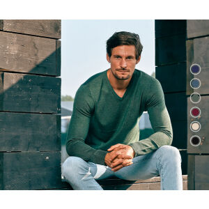 De Mario Russo Pullover is een stijlvolle trui met V-hals.