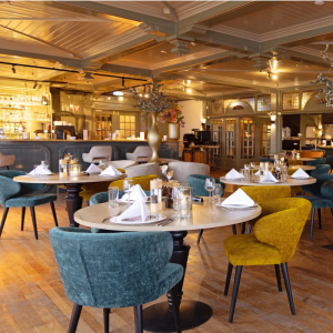 Verblijf op een TOP LOCATIE in het gezellige Volendam incl. ontbijt & 2-gangendiner + GRATIS wijnproeverij aan huis!