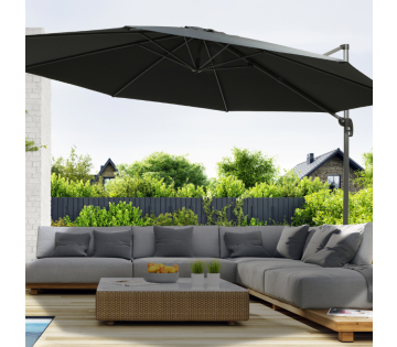 De luxe hangende parasol XXL staat uitgeklapt in de tuin en werpt schaduw over een loungeset. 