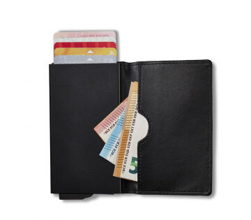 RFID pasjeshouder van zwart leer, ruimte voor biljetten, 7 pasjes en visitekaartjes. RFID pasjeshouder van zwart leer, ruimte voor biljetten, 7 pasjes en visitekaartjes.