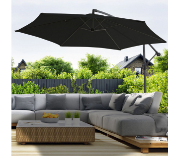 De 909 Outdoor Hangende Parasol in de kleur zwart werpt schaduw over een loungeset. De 909 Outdoor Hangende Parasol in de kleur zwart werpt schaduw over een loungeset.