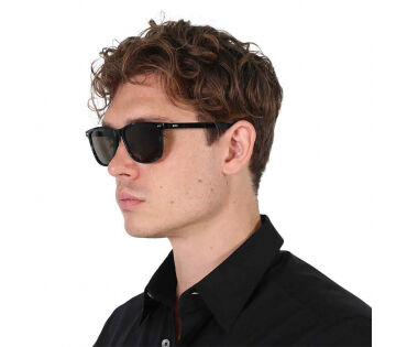 Een man draagt de Hugo Boss Heren Zonnebril 1554/0/S 807. Een man draagt de Hugo Boss Heren Zonnebril 1554/0/S 807.