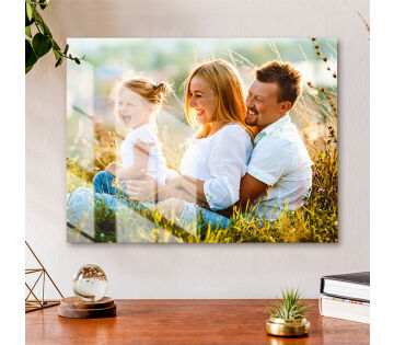 Een foto op plexiglas van een jong gezin. Een foto op plexiglas van een jong gezin.