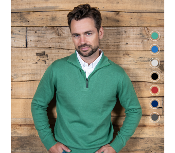 Een model draagt de Cappuccino Trui met Kraag en Rits Como in de kleur groen, daarnaast staan alle kleuren opties.