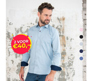 Model die de Cappuccino overhemd Milano draagt in de kleur lichtblauw