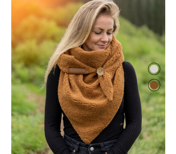 model die de DSTRCT Teddy Wikkelsjaal draagt im de kleur cognac en 2 kleuren opties