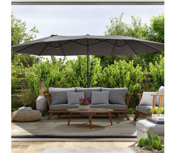 De Lifa Garden Dubbele Parasol met Beschermhoes staat in de tuin.