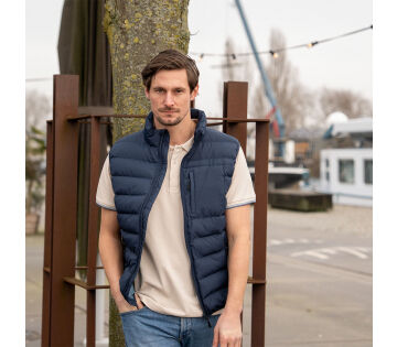 Een man draagt de Mario Russo bodywarmer in de kleur marineblauw.