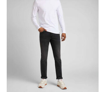 Een man draagt de Lee Jeans Daren Asphalt Rocker. 