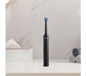 De Hyundai Elektrische Tandenborstel staat op een wastafel. 