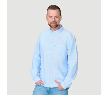 Voorzijde model met American Flannel Oxford Overhemd in lichtblauw
