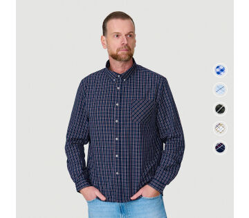 Man draagt het American Flannel Poplin Overhemd Ernie in donkerblauw met rood-wit ruitpatroon. Rechts in beeld zijn de beschikbare kleurenvarianten zichtbaar: Joseph (koningsblauw ruit), George (lichtblauw ruit), James II (donkergroen met blauw-oranje acc