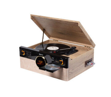 Schuine voorzijde van de Denver MRD-180 met open platenspeler en cd-lade, in gebruik.