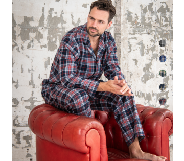 model die de Cappuccino Pyjama Set Alba in alle kleuren.