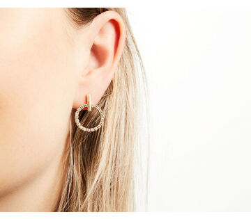 De oorbellen zijn versierd met zirkonia steentjes.