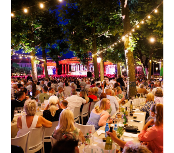 Concert van André Rieu vanaf het terras van de Sociëteit op het Vrijthof met verblijf in een Romantisch Kasteel in Lanaken